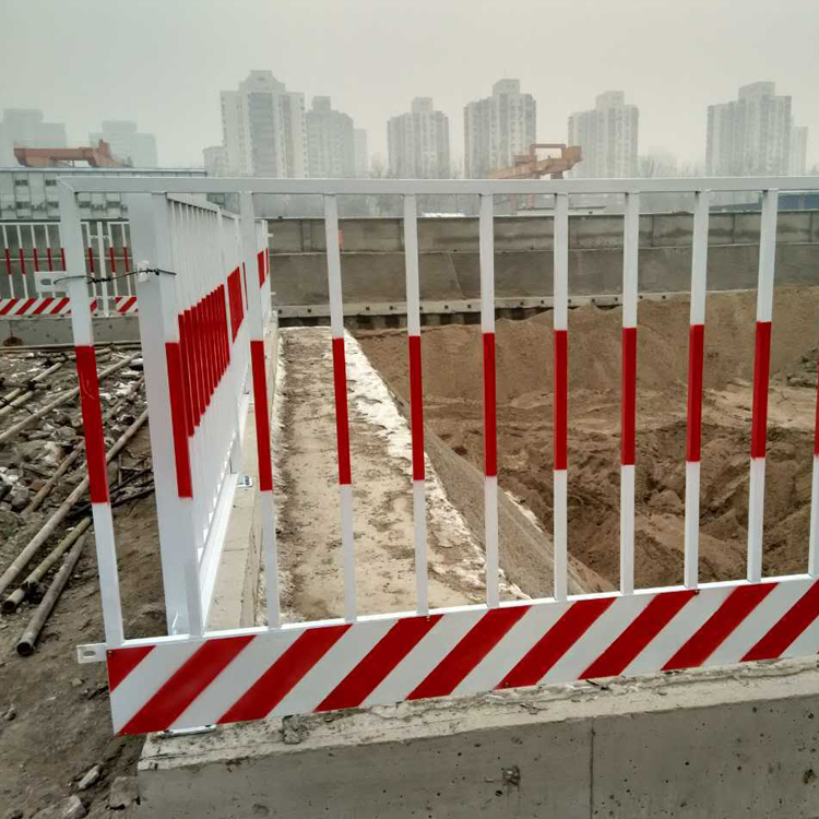 红白相间基坑临边防护栏杆