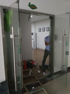 上海普陀区玻璃门维修 普陀区维修玻璃门碰撞 换玻璃