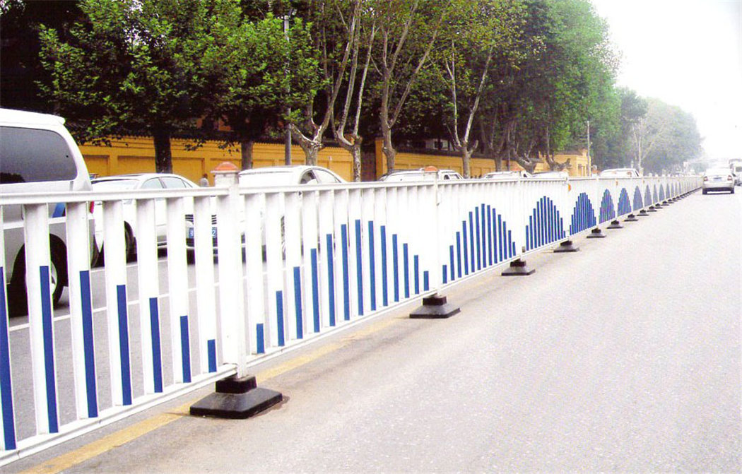 兰州恒鑫百川金属结构制造出售专业的护栏|甘肃锌钢护栏