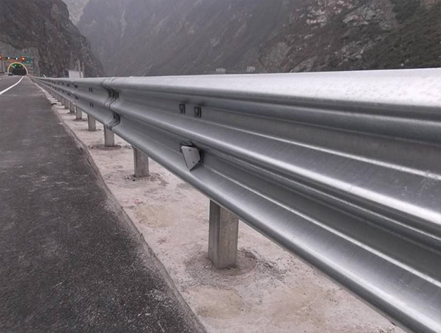 蚌埠波形护栏 厂家供应各种高速公路防撞护栏 波形梁护栏