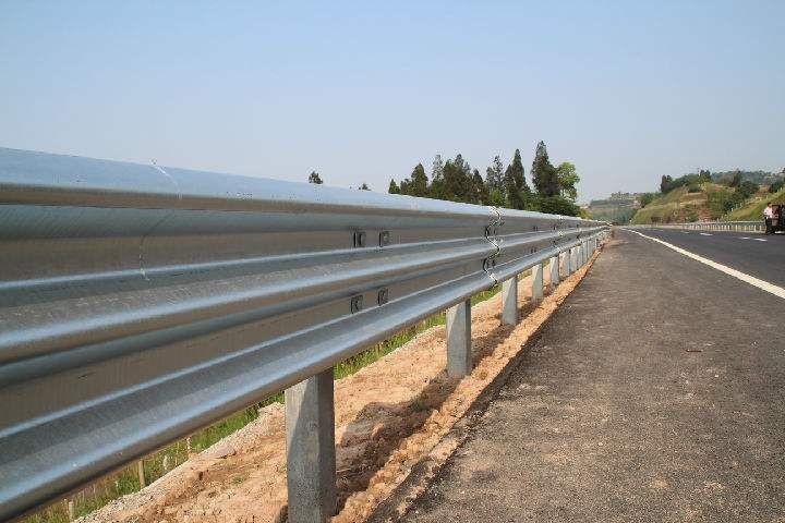 安徽合肥波形护栏 机场高速波形护栏 防撞护栏 护栏板厂家