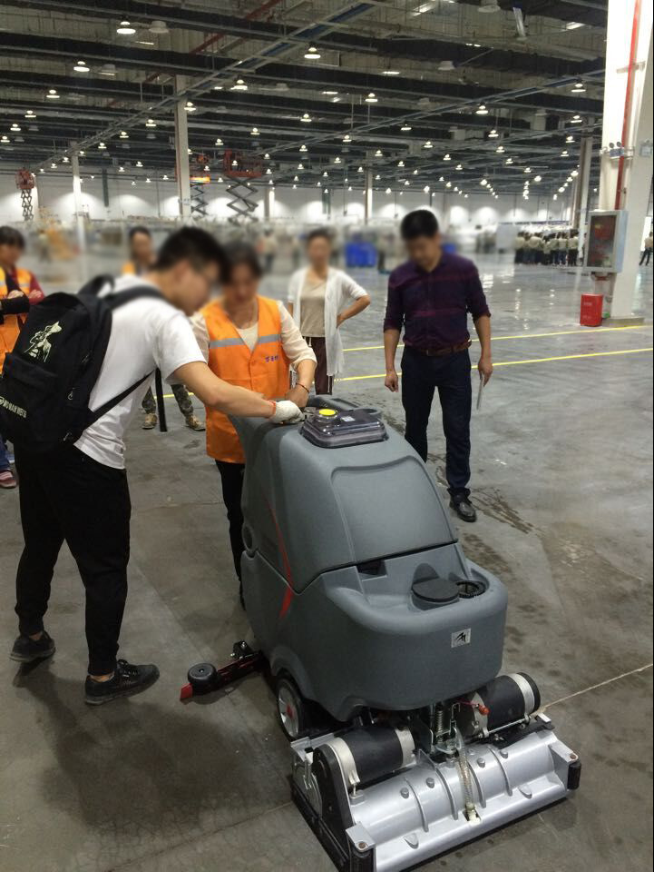 荆州某大型工厂使用高美手推式洗扫一体机GM65RBT