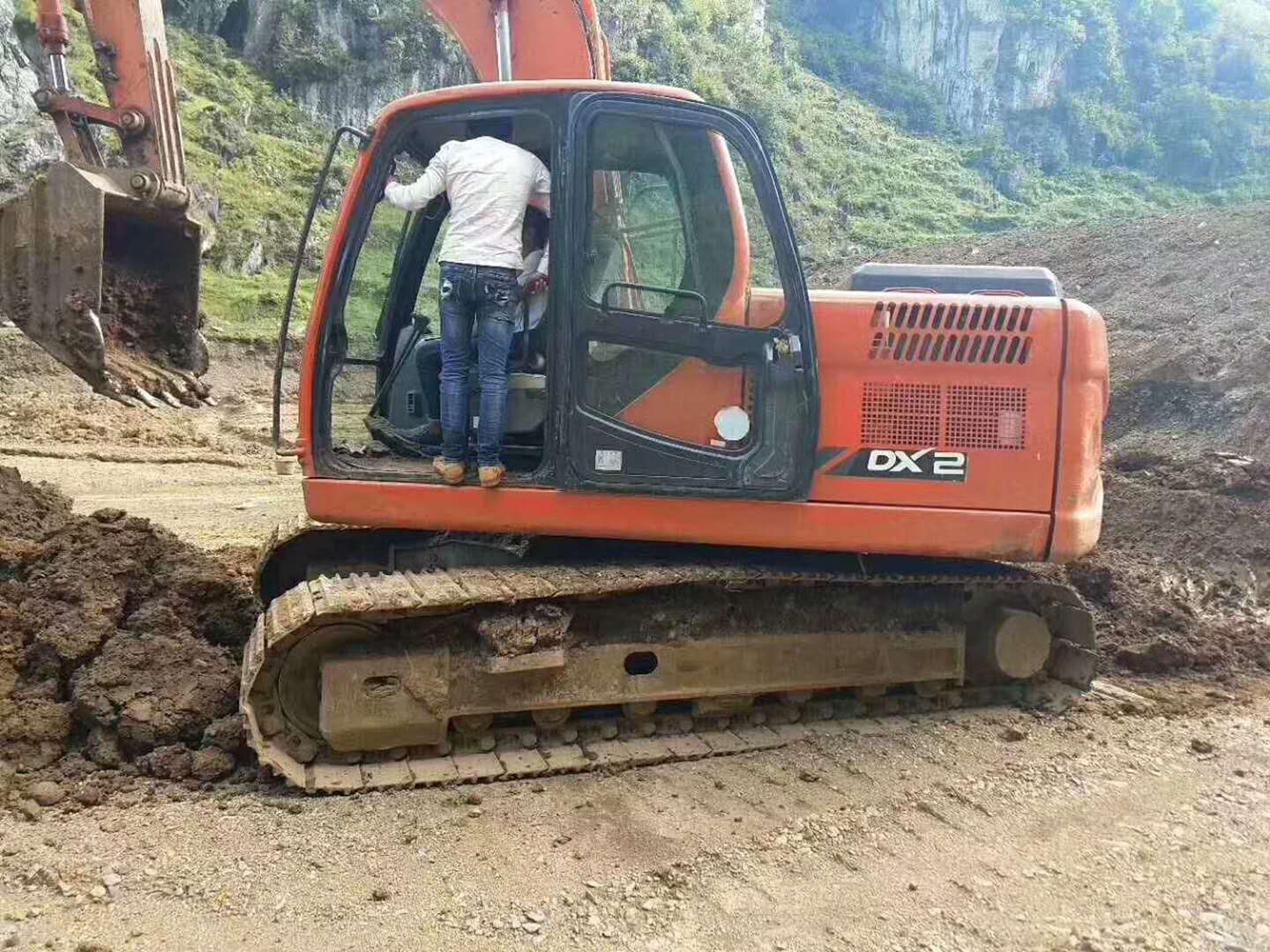 二手神钢330-8挖掘机 二十年挖掘机市场购买