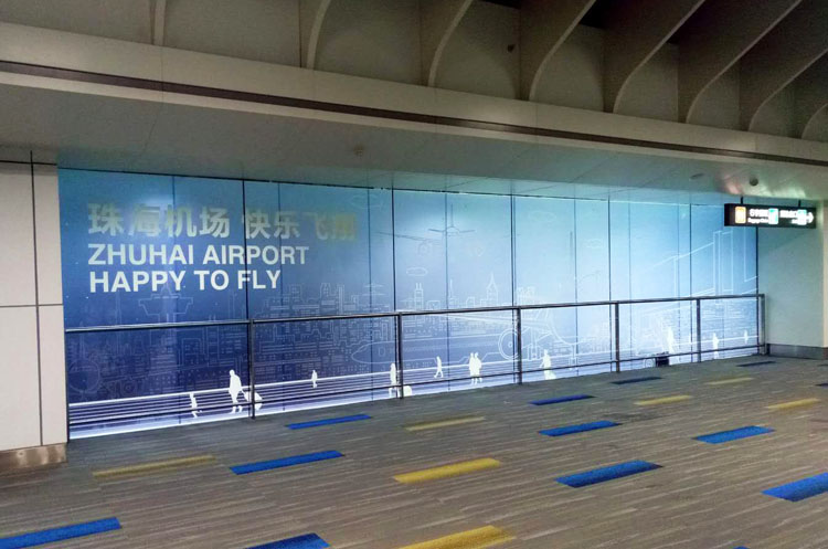 珠海高清喷绘写真厂家力奇喷绘新品UV磨砂贴现身珠海机场