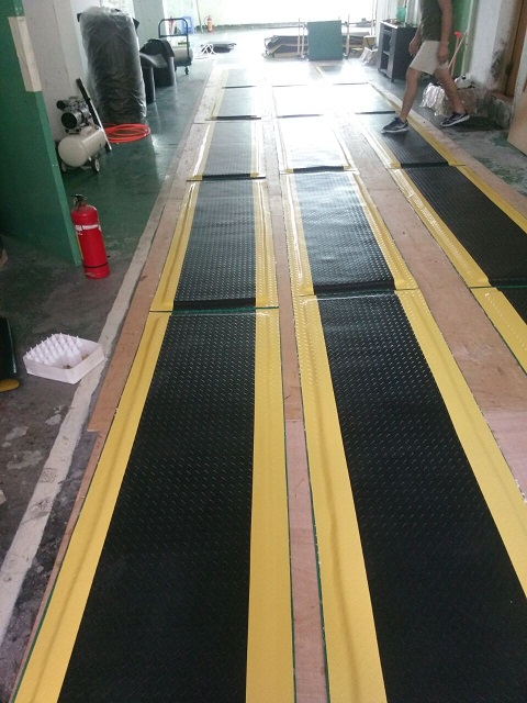 专业生产工业防滑地垫耐磨抗疲劳地垫PVC防静电疲劳脚垫规格定制