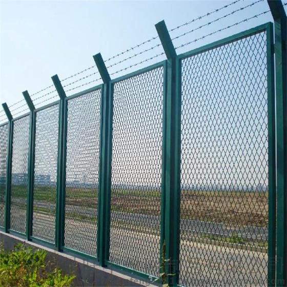 巨人保税区护栏网，优质钢板网护栏网，冲拉菱形孔网