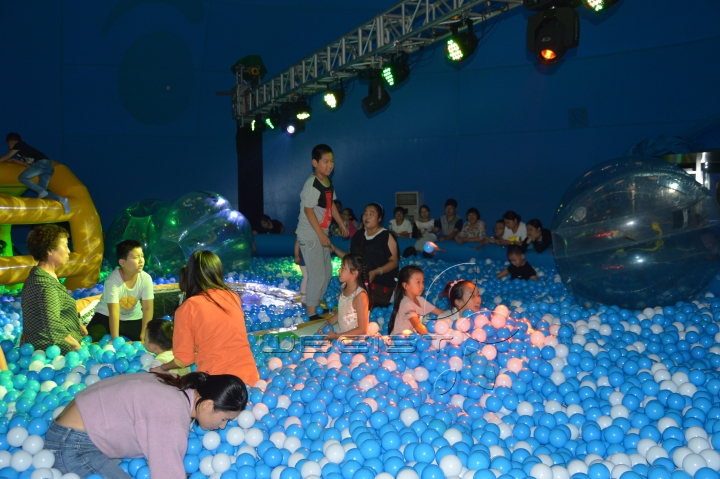 闯关水乐园产品支架游泳池百万海洋球水乐园受孩子们欢迎