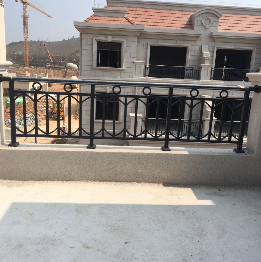 贺州楼盘工程铝合金阳台栏杆制作安装