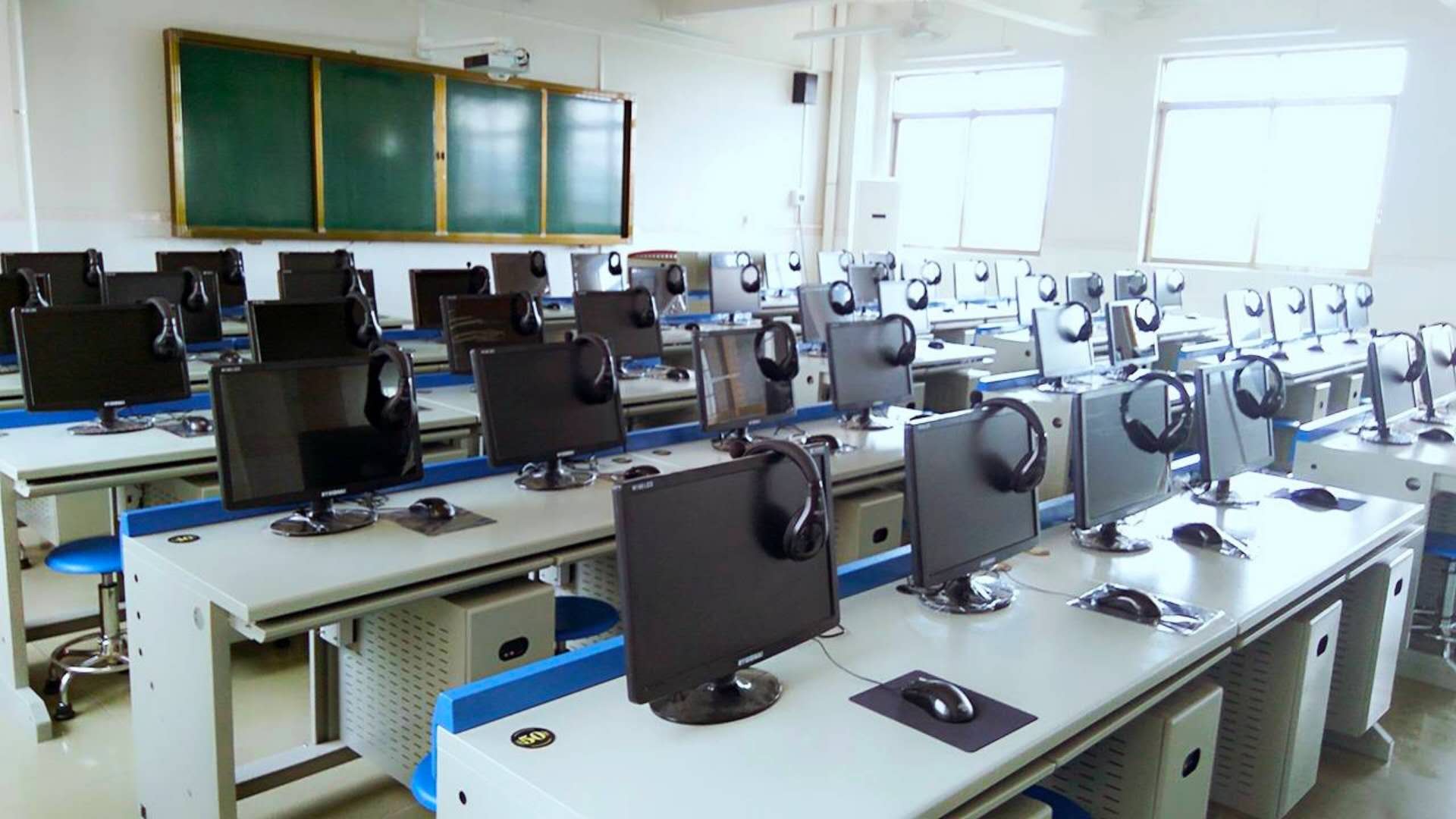 柳州GDDC六角电脑桌 六角学生桌价格 六角学生操作台厂家