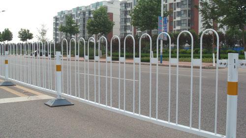 南宁供应京式护栏，锌钢护栏，圆钢圆管护栏，道路隔离栅，价格优