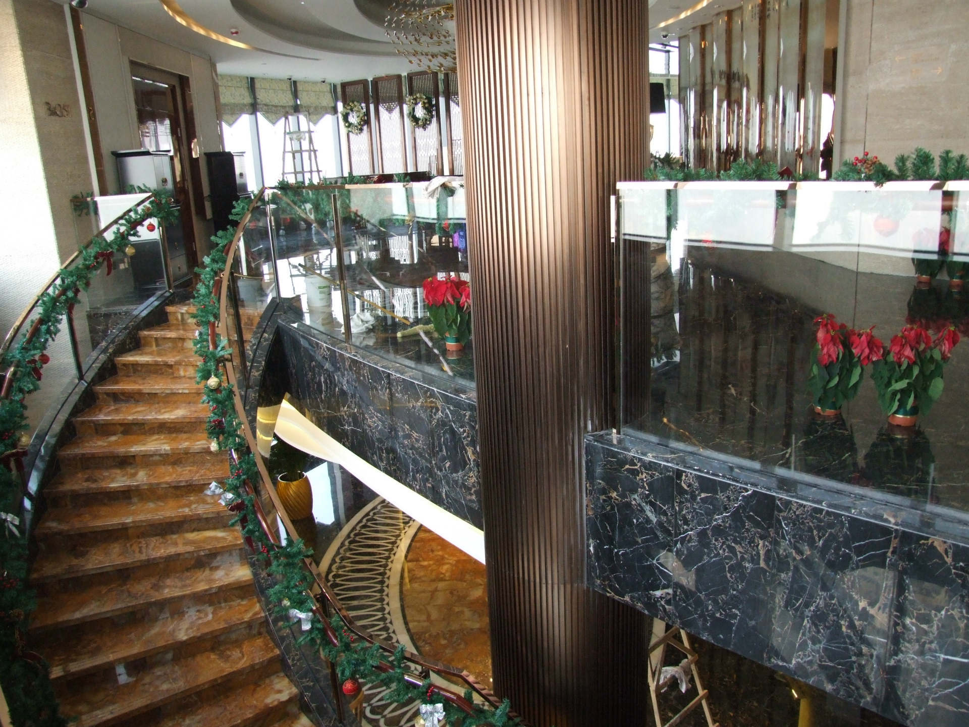 供应钢结构工程楼梯铁艺玻璃发光各种材质定制酒店别墅家