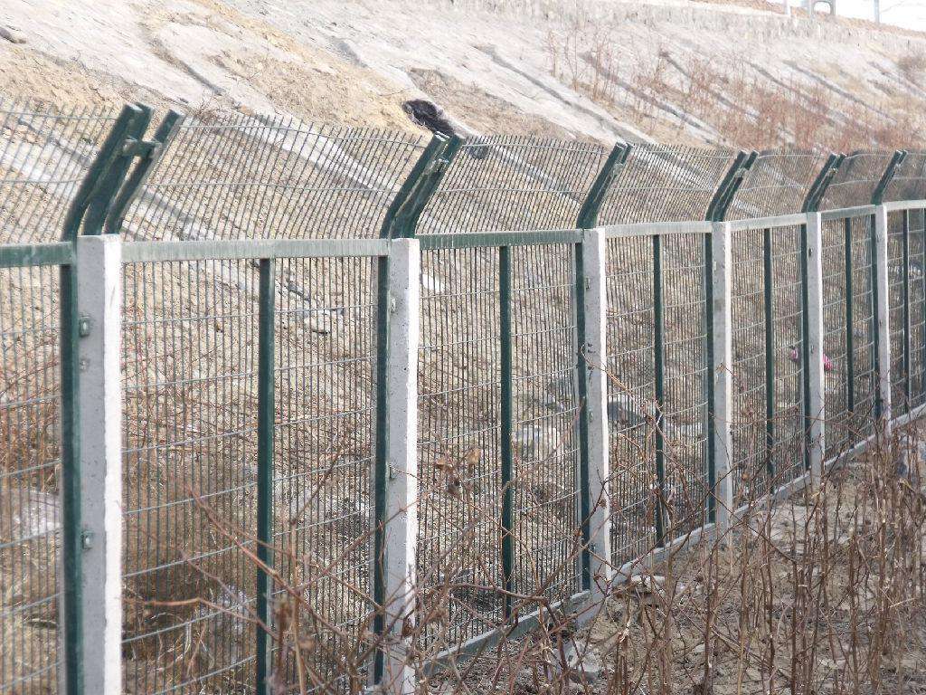 铁路防护栅栏厂家 3乘5框架护栏网 铁路护栏网现货