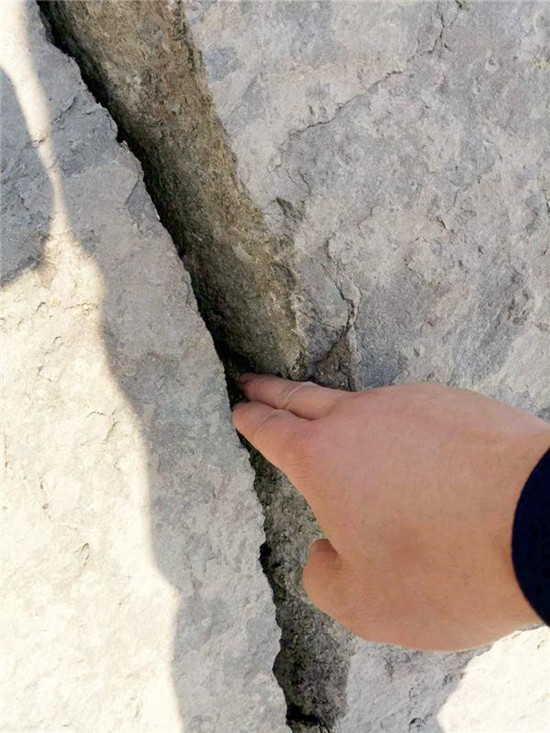 湖北荆州公路修建液压分石器