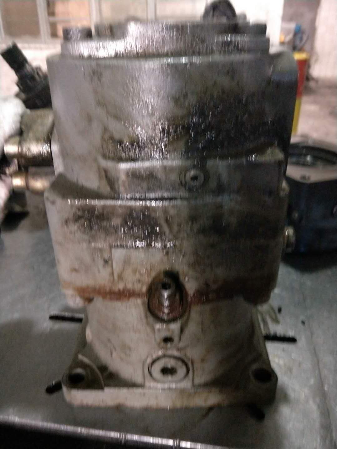 维修挖掘机中的液压马达川崎M5X180