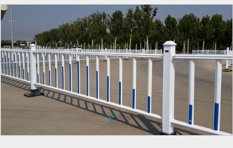 厂家直销，**护栏，道路隔离护栏 草坪护栏 生产定做