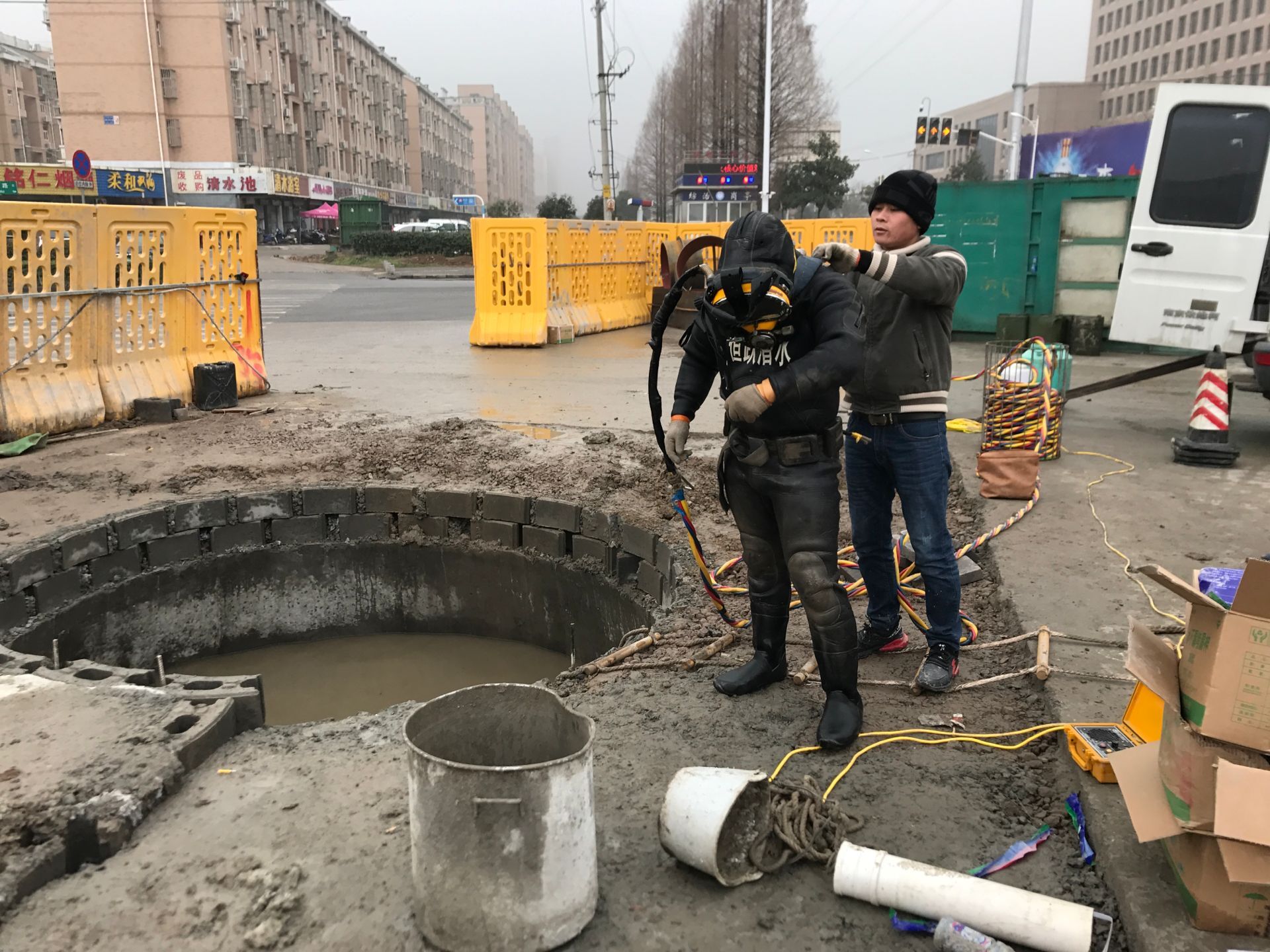 蛙人潜水封堵污水管,排污管道水下砌墙封堵工程报价