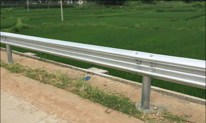 供应波形护栏 高速公路护栏 护栏板 柱帽法兰立柱 厂家定制