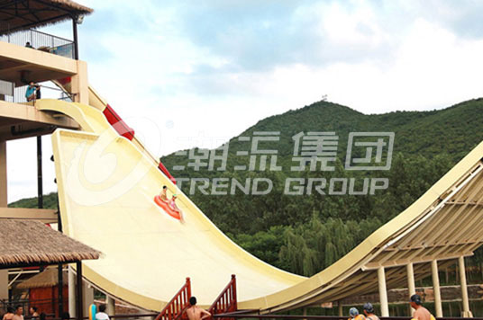 广州潮流水上乐园设备厂家提供浪摆滑梯