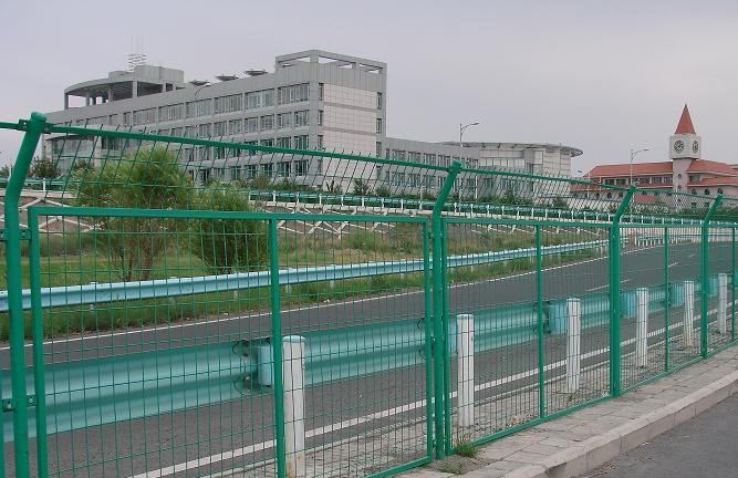 河北安平厂家现货批发 高速公路护栏网 框架铁丝网护栏 道路绿色护栏网