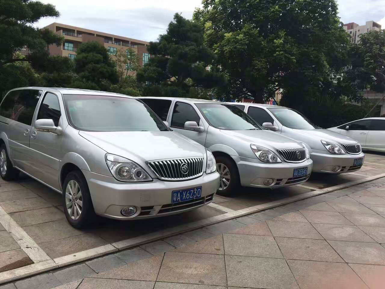 广州租7座商务车带司机到深圳往返价格一天