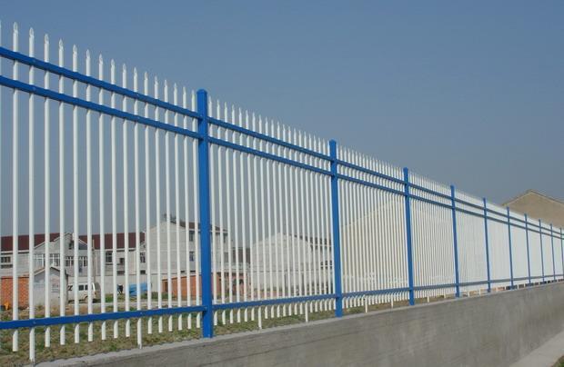 厂家现货供应安全防护锌钢护栏 场区锌钢围栏 小区围墙铁艺护栏