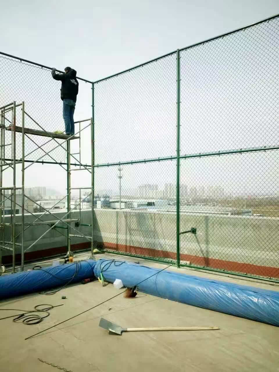 天津体育场围网施工 各种规格定做 楼顶围网安装