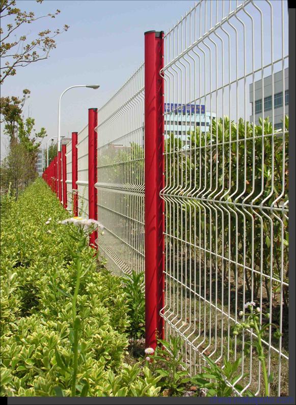 供应小区护栏网,桃型柱三折弯护栏网围栏.