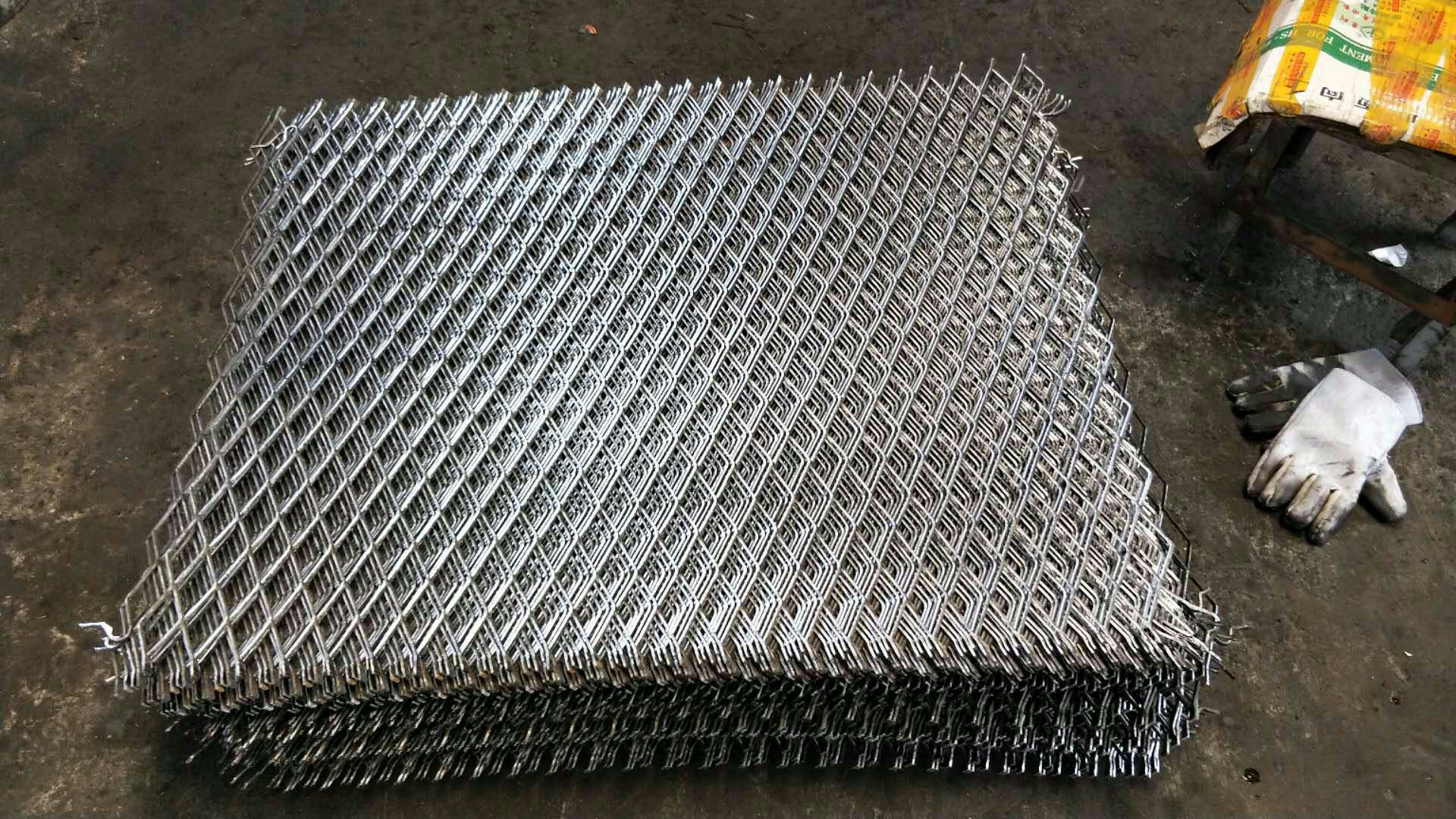厂家直销护坡钢板网 菱形孔钢板网 红漆钢板网 养殖圈地钢板网