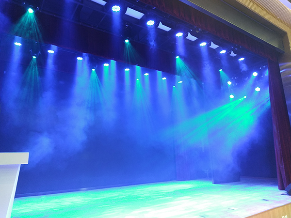 LED摇头染色灯体积轻巧，色彩丰富，舞台渲染效果*