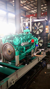 星光公司新的柴油发电机组订单车间技术人员生产组装中