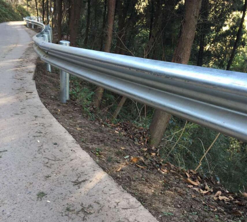 公路三波形梁护栏板厂家安装施工道路两侧护车栏板
