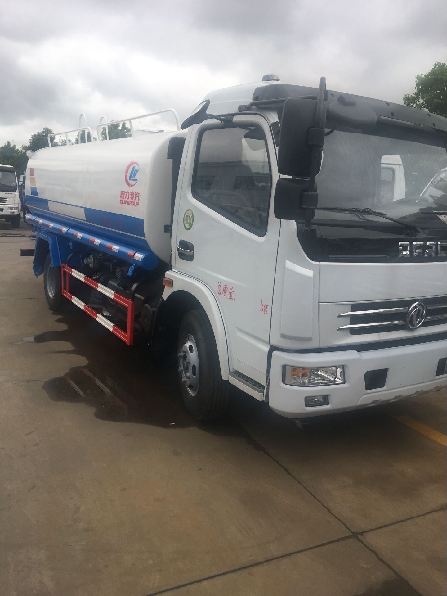 厂家直销各种类型洒水车，环卫车