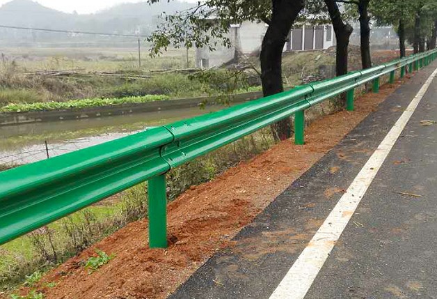 泸溪县公路交通护栏板厂家安装施工凤凰县道路防撞栏低**质量
