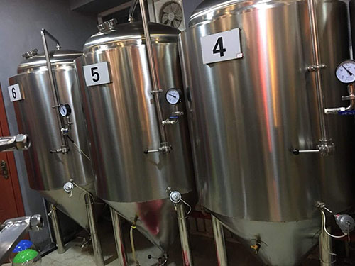 精酿啤酒设备一套 正在使用 因厂子拆迁 低价处理