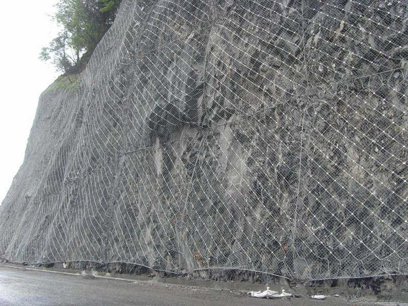 安装边坡防护网