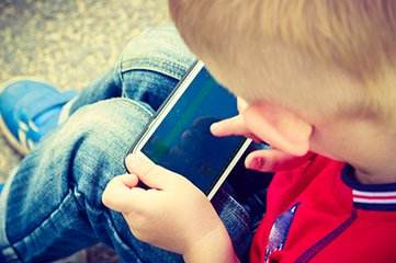 滨州孩子爱玩手机、网瘾就到度麦学苑心理关爱中心
