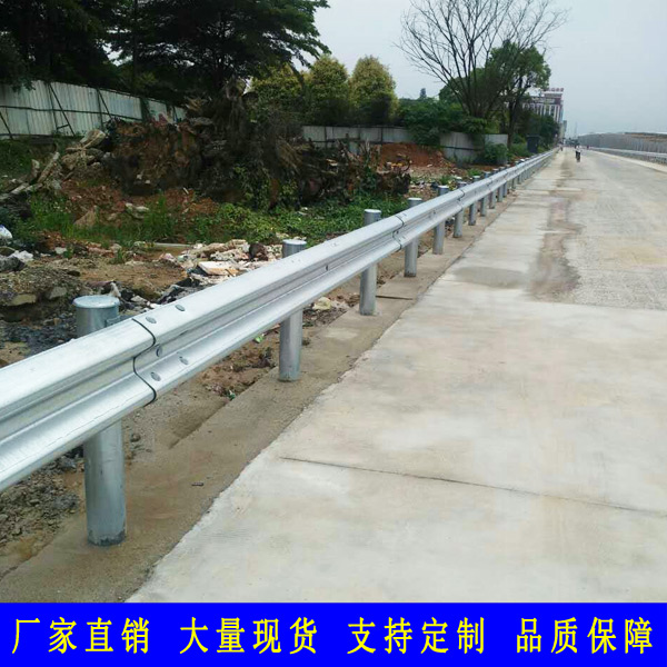 珠海道路隔离栏生产厂家 黑色镀锌防撞护栏 定制广州人行道防撞栏