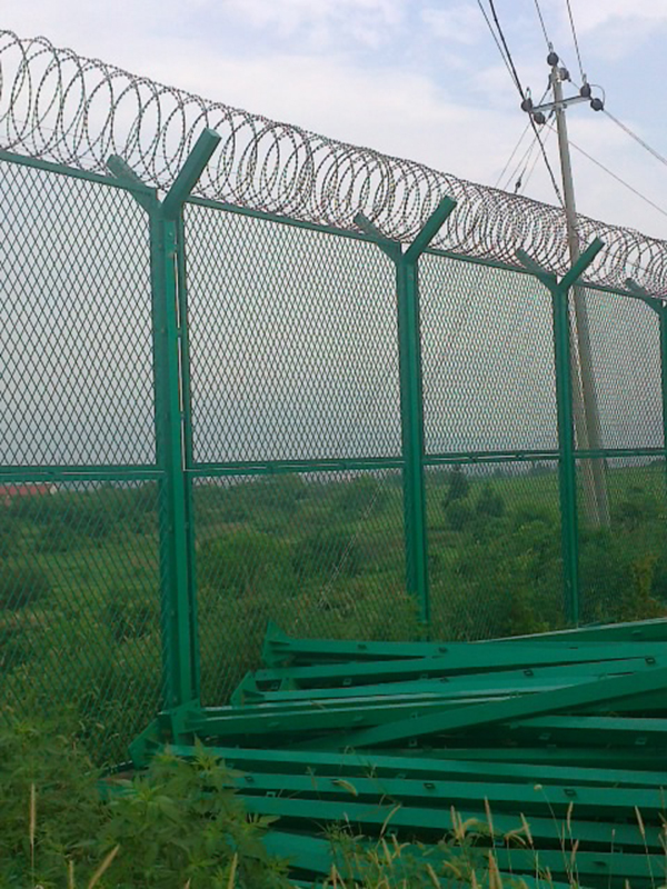 新疆浸塑围栏/乌鲁木齐铁丝焊接护栏网厂