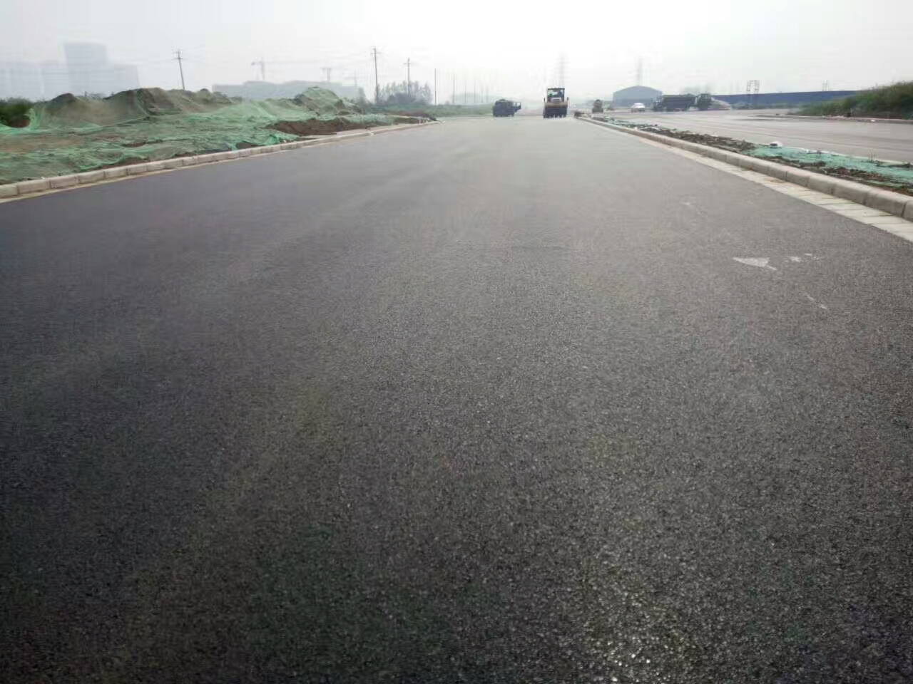 郑州柏油路摊铺彩色透水沥青路面施工那家比较好