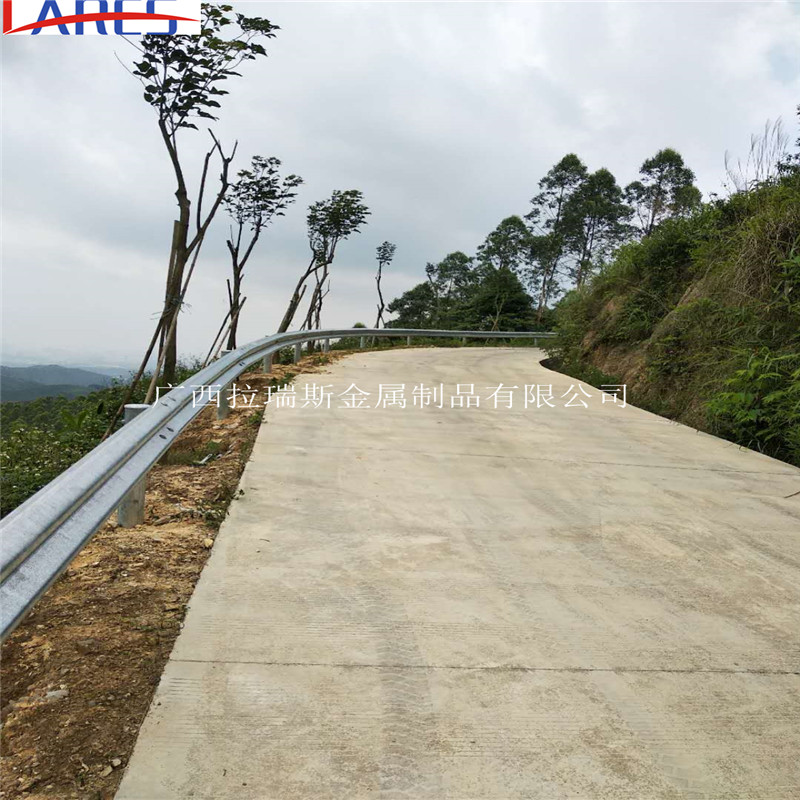 来宾市波形梁钢护栏-现货高速公路防撞栏-马路防护栏广西拉瑞斯