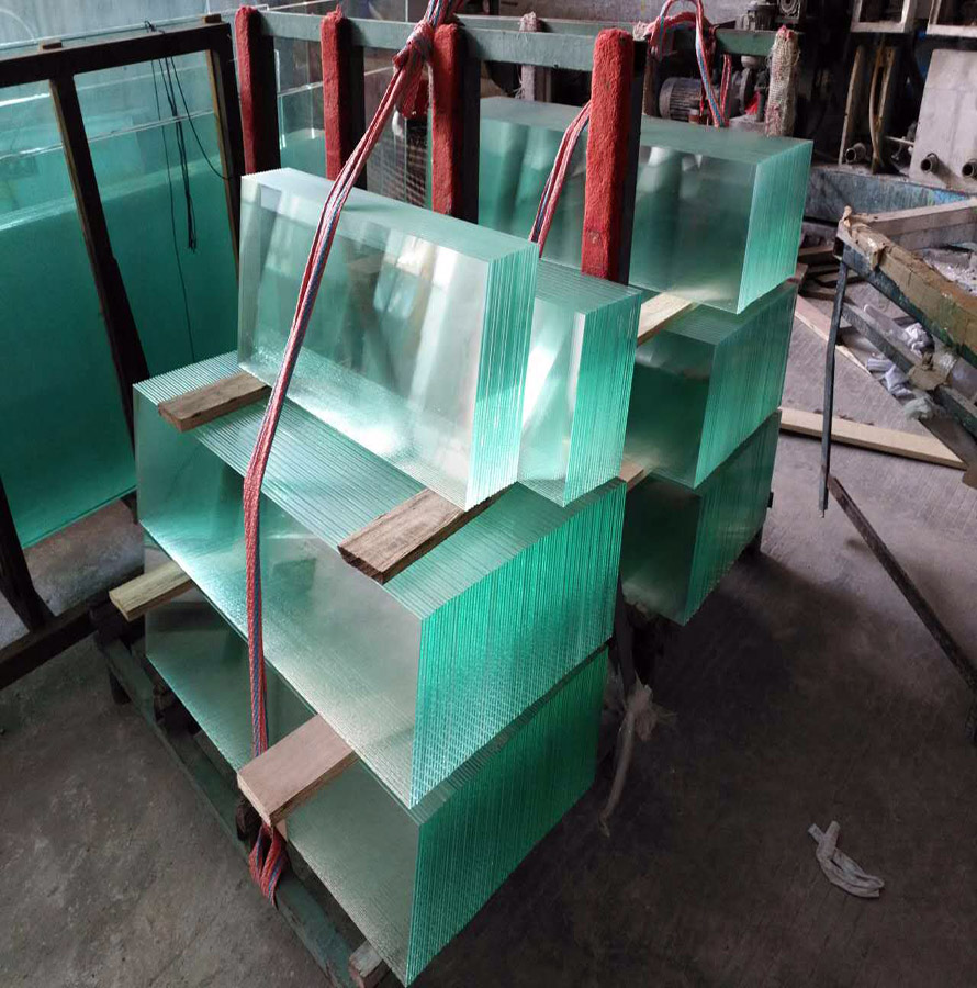 东莞迈威玻璃厂生产12MM钢化**白玻璃低铁**白钢化玻璃专业定制