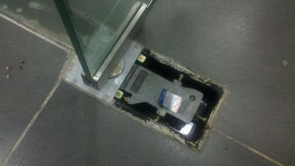 上海浦东区玻璃门维修专业修理玻璃门窗 浦东修门电话