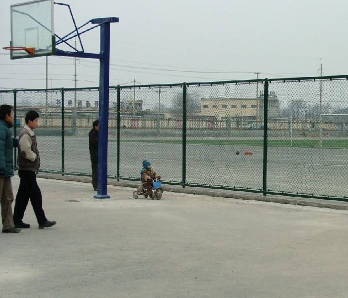 工厂直销低碳钢丝勾花体育隔离护栏围网篮球场防护浸塑围网