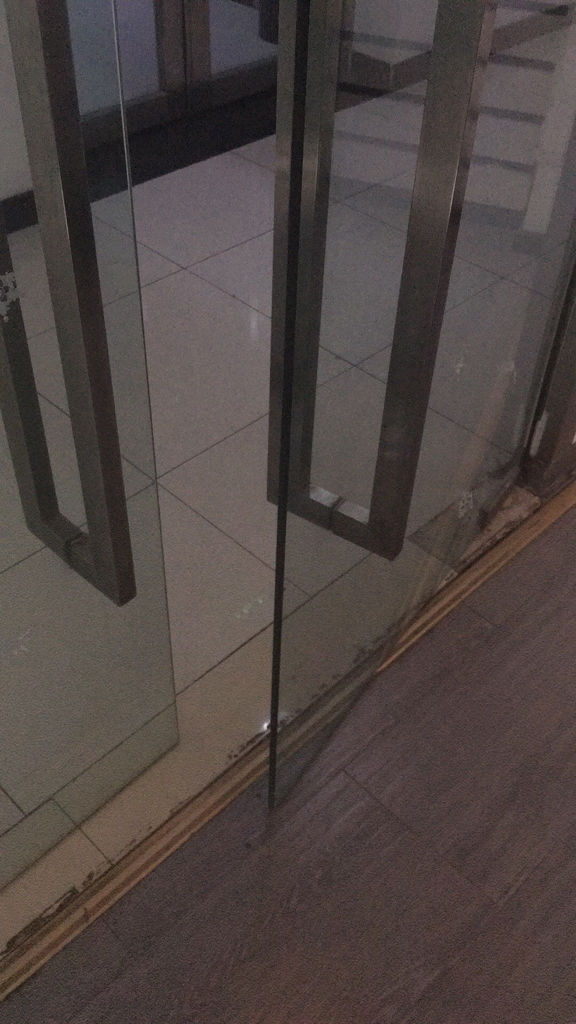普陀区玻璃门维修上海普陀区维修玻璃门角相碰 换玻璃
