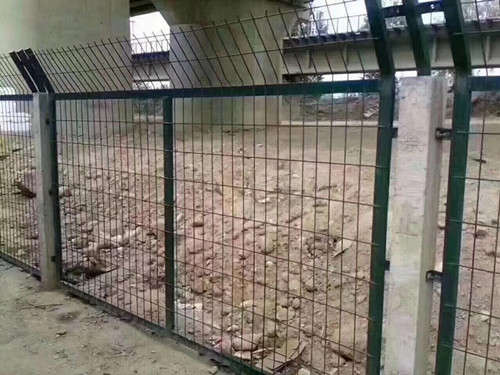 铁路防护栅栏厂家,新疆浸塑钢丝围栏网,乌鲁木齐钢丝网围墙价格