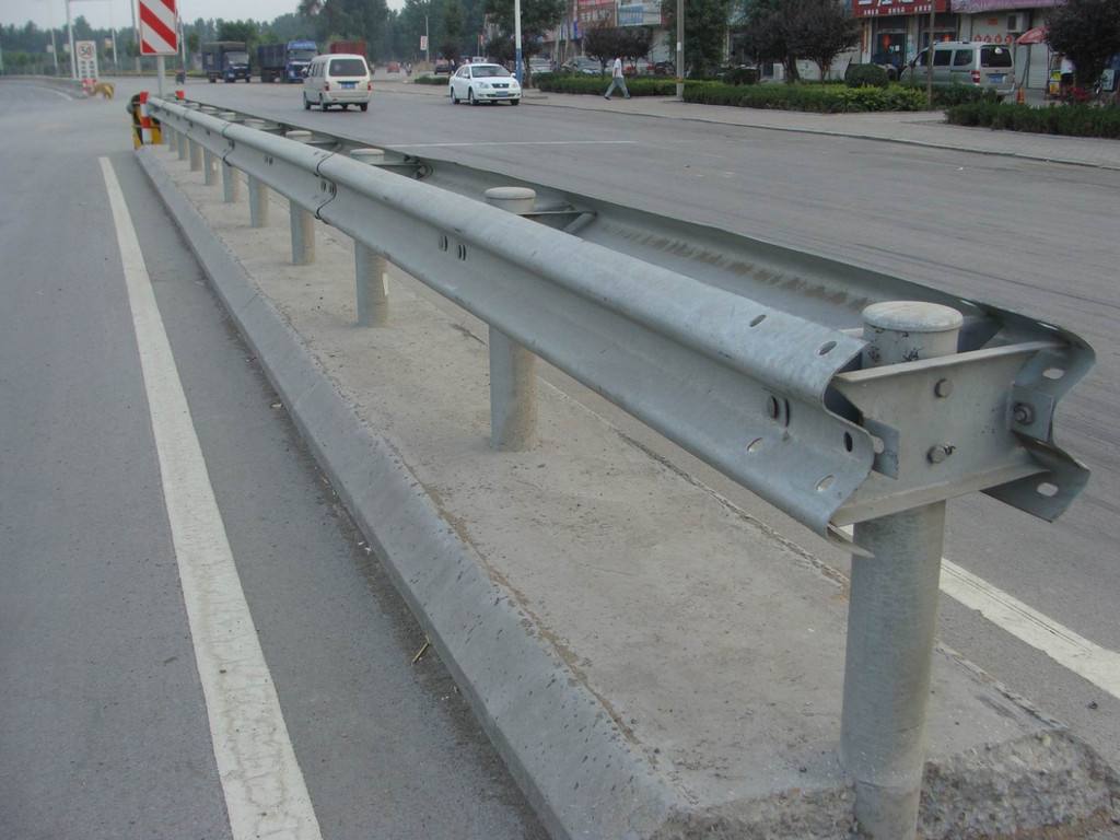 高速公路波形防撞护栏护栏网桥梁护栏厂家/隔离护栏驾校护栏板规格型号