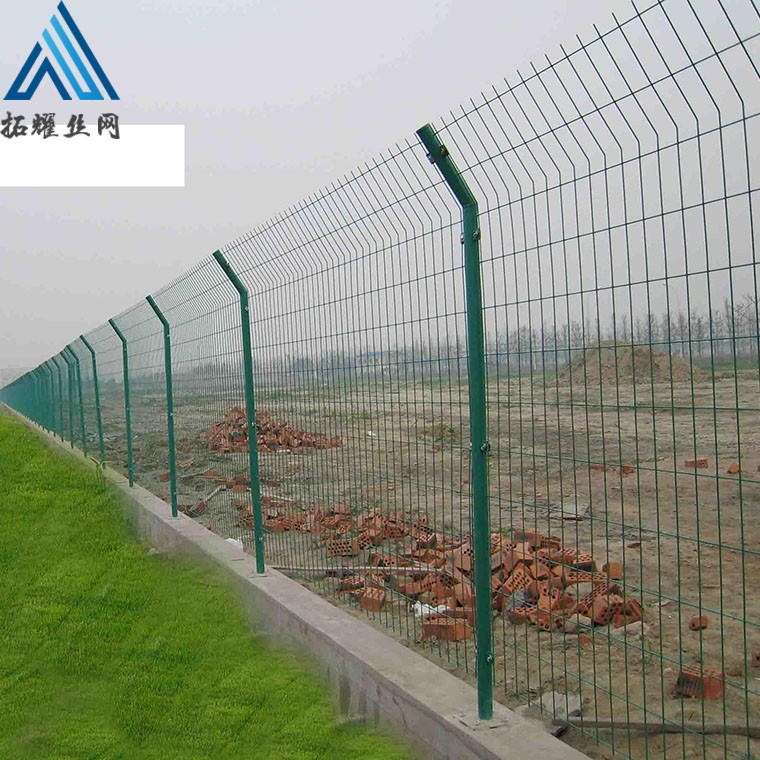 双边丝护栏网效果图_浸塑养殖场铁丝网围栏