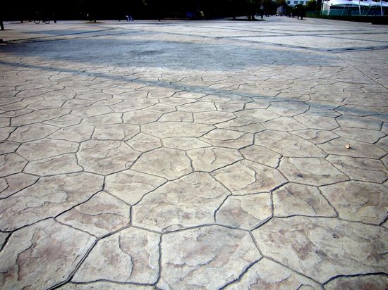 河北霸州市回型砖地坪 混凝土压花地面 压纹地坪特性及介绍