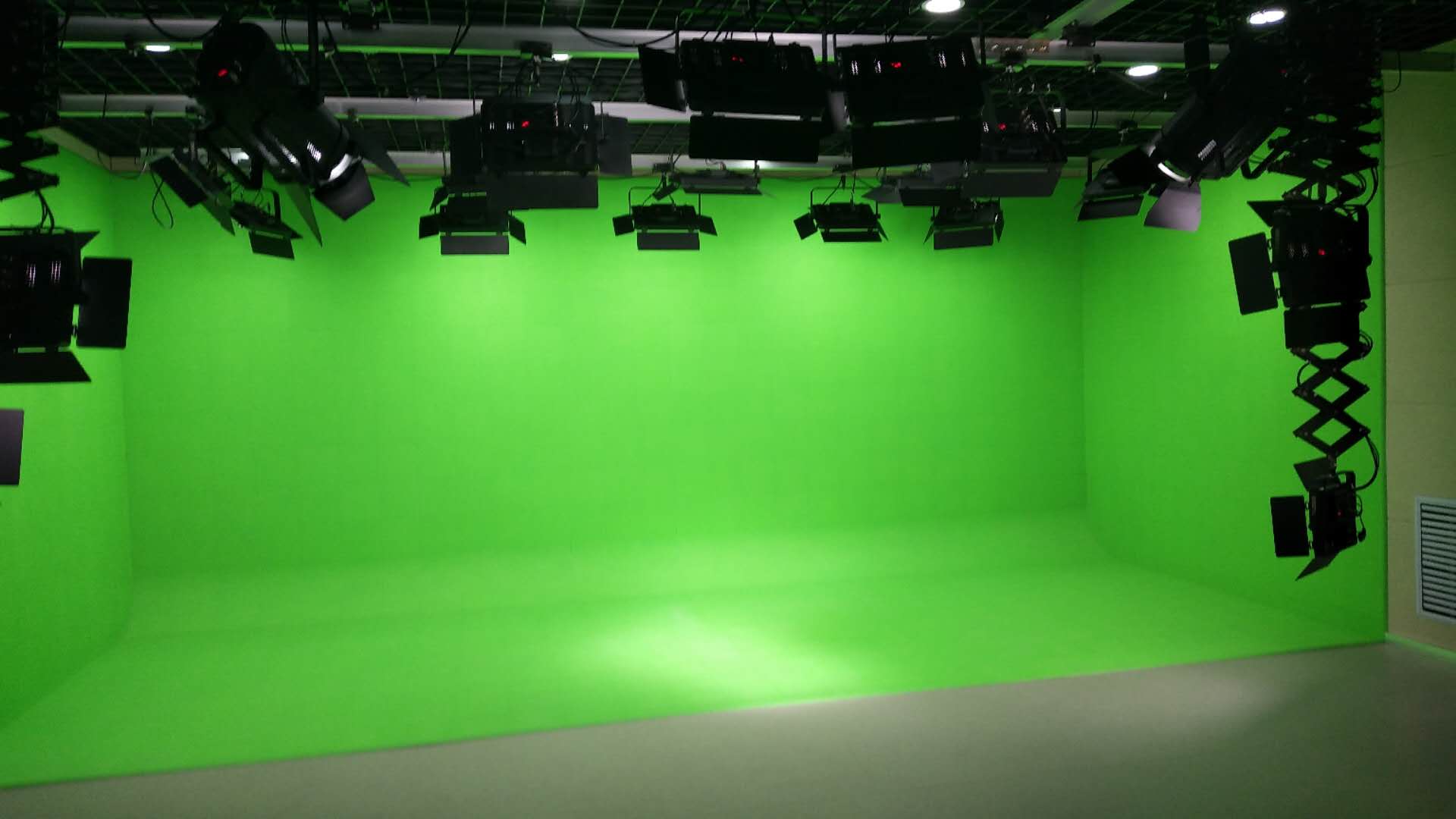 虚拟U型蓝绿箱 演播室抠像校园电视台微课录抠像 三面墙蓝箱施工