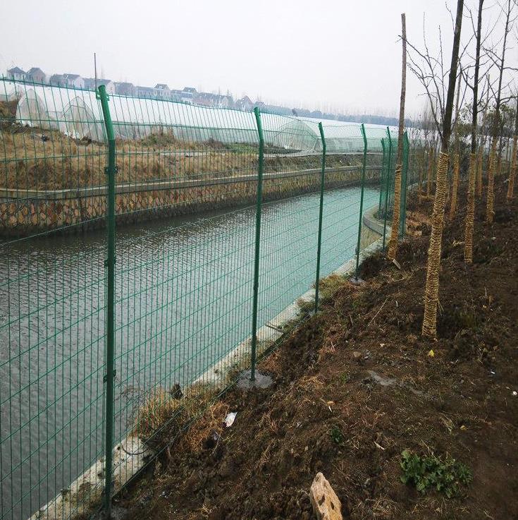 铁丝网片护栏 高速护栏网 1.8米高公路两边防护网